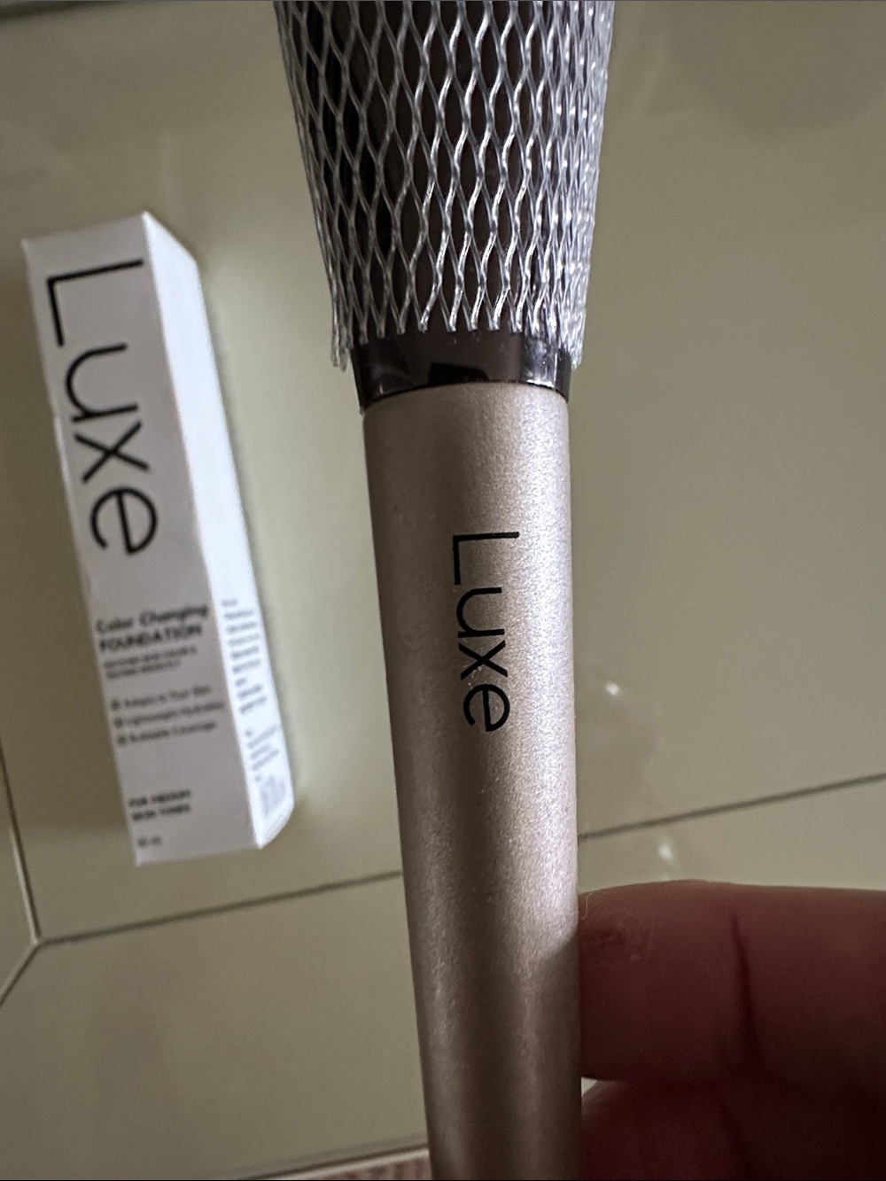NWT Luxe Color-Adaptive Foundation & Application Brush - MEDIUM Tone - Picture 6 of 8